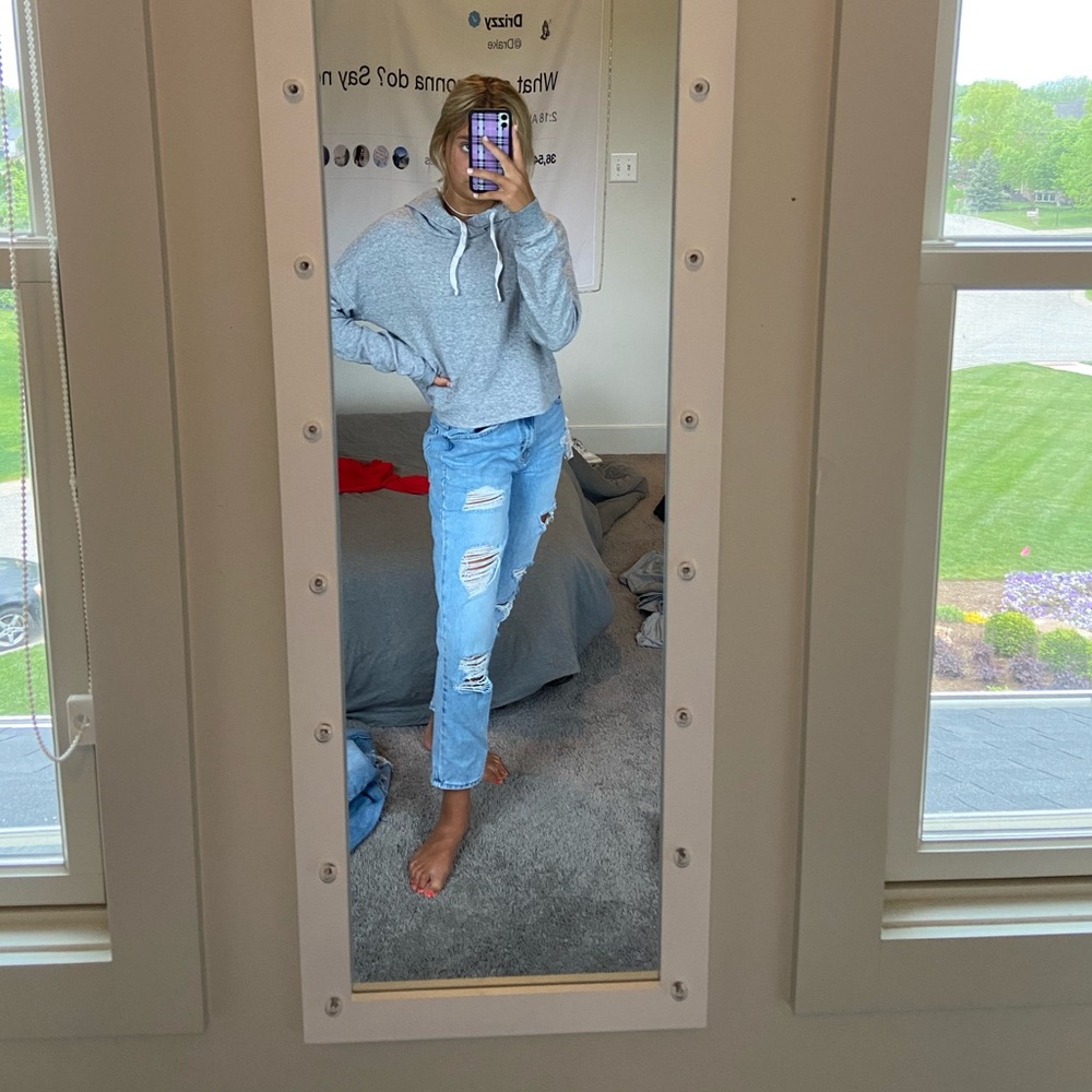 grey sweatshirt